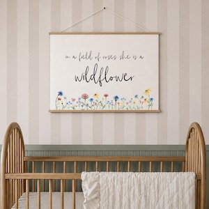En un campo de rosas ella es una flor silvestre, cartel de lienzo, decoración para habitación de niñas