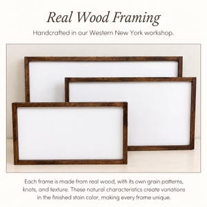 Puede incluir: Tres marcos rectangulares de madera con acabado te&ntilde;ido en marr&oacute;n oscuro y centros blancos. El texto dice: Real Wood Framing, Handcrafted in our Western New York workshop. Cada marco est&aacute; hecho de madera real con sus propios patrones de veta y nudos.