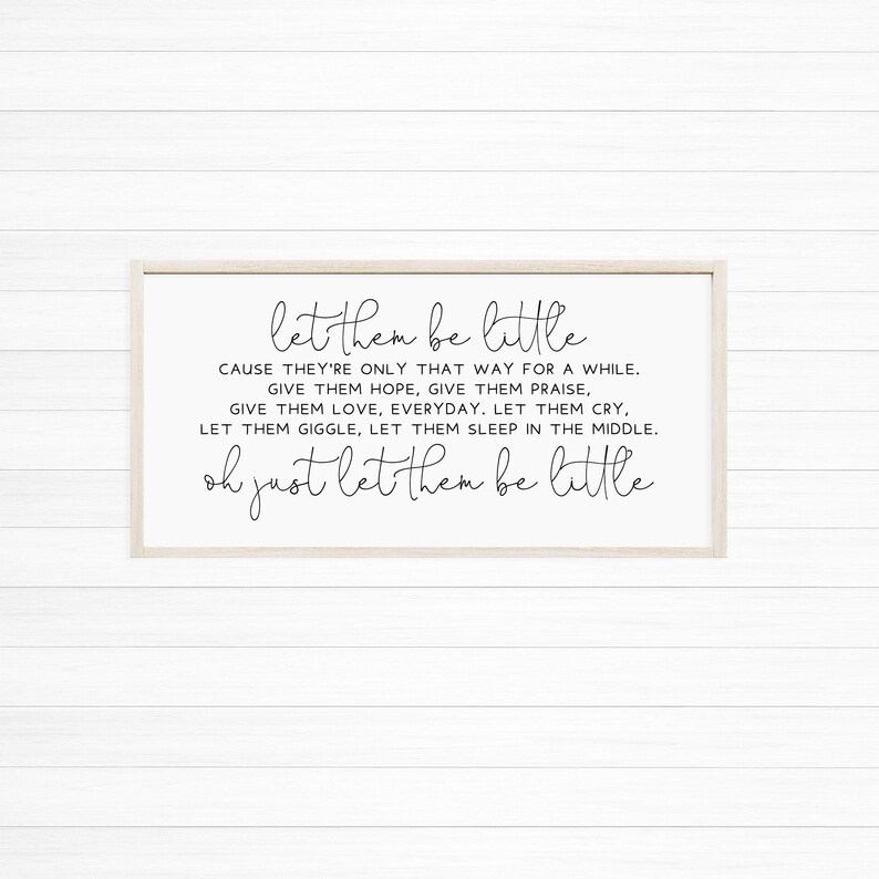 Op de afbeelding: Een rechthoekig wandbord met een lichthouten frame en een witte achtergrond. De zwarte tekst luidt: let them be little, CAUSE THEY'RE ONLY THAT WAY FOR A WHILE. GIVE THEM HOPE, GIVE THEM PRAISE, GIVE THEM LOVE, EVERYDAY. LET THEM CRY, LET THEM GIGGLE, LET THEM SLEEP IN THE MIDDLE. oh just let them be little.