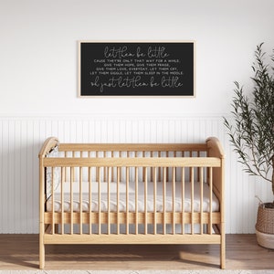 Op de afbeelding: Een rechthoekig zwart wandbord met een lichthouten lijst en witte tekst: let them be little, cause they're only that way for a while. give them hope, give them praise, give them love, everyday. let them cry, let them giggle, let them sleep in the middle. oh just let them be little.