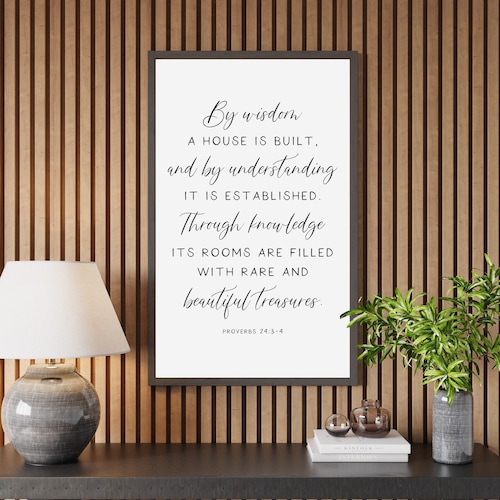 Signe Une maison est construite, Proverbes 24:3-4, signe des Écritures, art mural de versets de la Bible, décoration murale chrétienne, panneaux en bois, décoration de salon