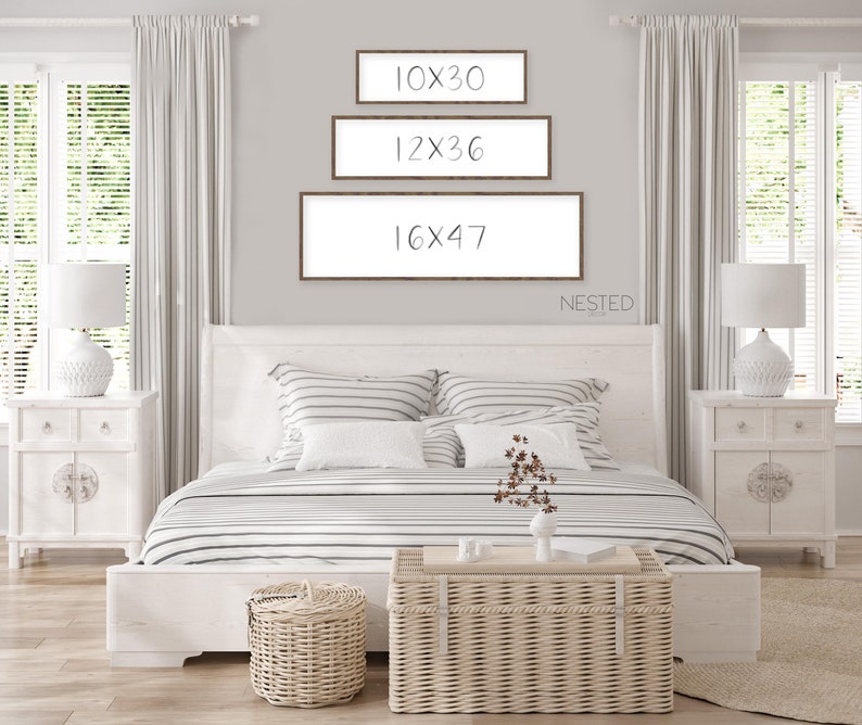 Puede incluir: Tres piezas rectangulares de arte mural con marcos marrones y fondos blancos se exhiben sobre una cama. Los tama&ntilde;os son 25x76 cm, 30x91 cm y 41x120 cm. La palabra "NESTED" est&aacute; debajo del marco m&aacute;s grande. El dormitorio tiene una combinaci&oacute;n de colores neutros.