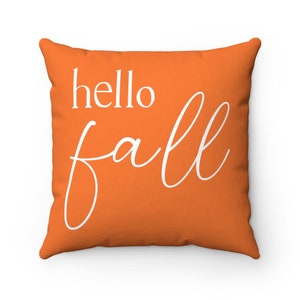 K&ouml;nnte beinhalten: Orangefarbener Dekokissen mit wei&szlig;em Text "hello fall".