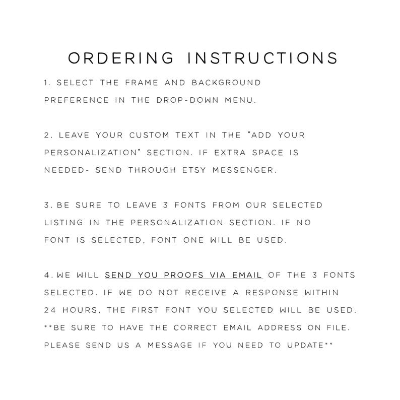 Pu&ograve; includere: Un grafico informativo bianco con testo nero intitolato ORDERING INSTRUCTIONS. Elenca quattro passaggi per personalizzare un prodotto, inclusa la selezione di cornici, sfondi e caratteri, e spiega il processo per ricevere e approvare le bozze di design.