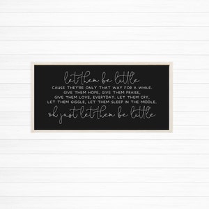 Op de afbeelding: Een rechthoekig zwart wandbord met een lichthouten lijst en witte tekst: let them be little, CAUSE THEY'RE ONLY THAT WAY FOR A WHILE. GIVE THEM HOPE, GIVE THEM PRAISE, GIVE THEM LOVE, EVERYDAY. LET THEM CRY, LET THEM GIGGLE, LET THEM SLEEP IN THE MIDDLE. oh just let them be little