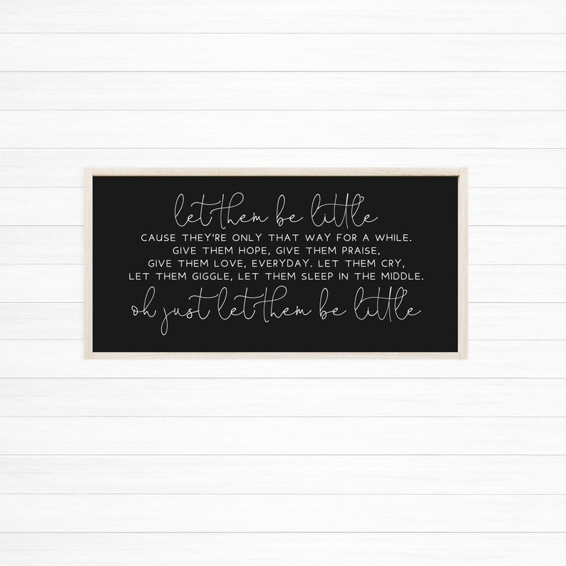 Op de afbeelding: Een rechthoekig zwart wandbord met een lichthouten lijst en witte tekst: let them be little, CAUSE THEY'RE ONLY THAT WAY FOR A WHILE. GIVE THEM HOPE, GIVE THEM PRAISE, GIVE THEM LOVE, EVERYDAY. LET THEM CRY, LET THEM GIGGLE, LET THEM SLEEP IN THE MIDDLE. oh just let them be little