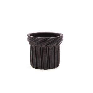 Può includere: Un vaso in ceramica marrone scuro con un design testurizzato e nervato. Il vaso ha una forma cilindrica e un bordo leggermente svasato.