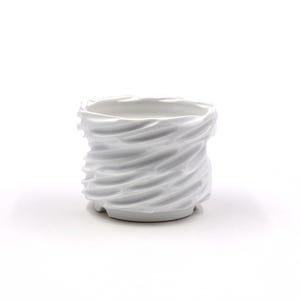 Pode incluir: Vaso de cerâmica branco com um design texturizado e ondulado. O vaso tem formato cilíndrico e um interior liso e branco.