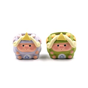 Peut inclure: Deux pots de fleurs en céramique du signe du zodiaque Balance. L'un est lavande avec un triangle jaune et des accents blancs, l'autre est vert avec un triangle jaune et des accents blancs. Les deux ont un visage de cochon et le symbole de la Balance.