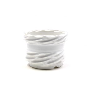 Pode incluir: Vaso de cerâmica branco com um design texturizado e ondulado. O vaso tem uma forma cilíndrica com uma borda ligeiramente alargada.