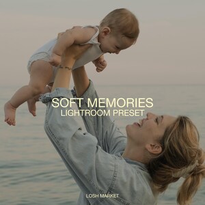Könnte beinhalten: Eine Person hält ein Baby in die Luft in der Nähe des Meeres. Das Baby trägt einen weißen Strampler. Der Text "SOFT MEMORIES LIGHTROOM PRESET" ist im Bild zu sehen. Der Markenname "LOSH MARKET" ist ebenfalls sichtbar.