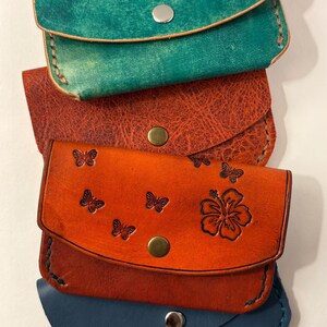 Cartera y tarjetero minimalista de cuero, hechos a mano y cosidos a mano. Bolsillo frontal tipo cartera o bolso. Bolsillo con cierre a presión para identificación, tarjetas y efectivo.