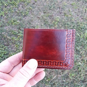 Cartera plegable de cuero artesanal, cosida y teñida a mano, personalizada, de cuero marrón, estilo masculino, personalizada.