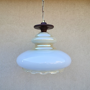 Mid Century Opalglas Pendelleuchte, Küche Pendelleuchte, Deckenleuchte mit Überfang, Jugoslawien 1970er Jahre Leuchte, Beige Glasleuchte