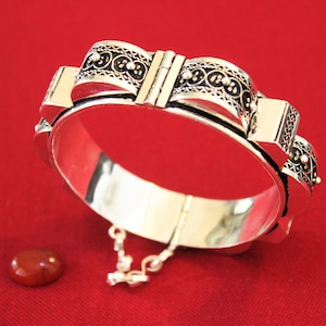Moroccan jewelry, berber silver bangle, bracelet beautiful antique, handmade, vintage bracelet bangle, sterling sliver.