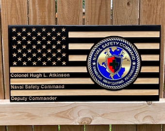 Placa personalizada con el emblema del escuadrón/unidad - Regalo militar personalizado de despedida - Bandera estadounidense grabada en madera maciza - Regalo para militares trasladados