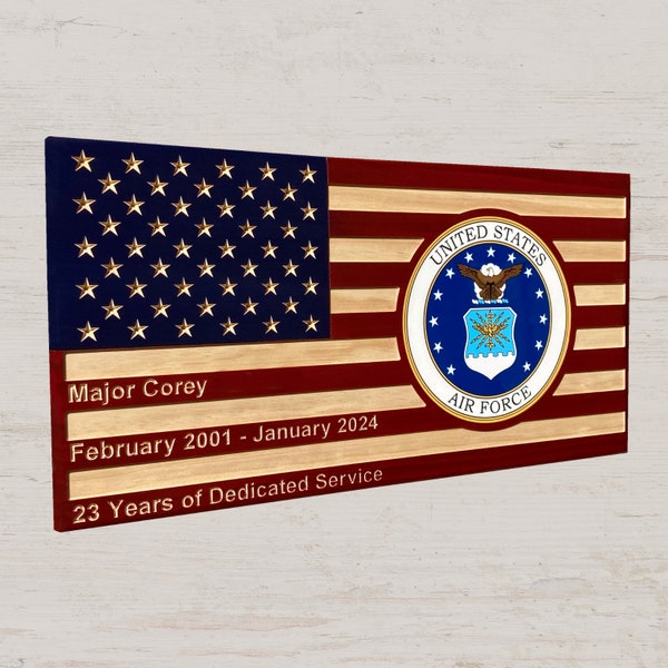 Plaque militaire personnalisée de l'armée de l'air - Motif de drapeau américain gravé en bois de pin massif - Cadeaux de retraite, commémoratifs, de départ de station de l'USAF