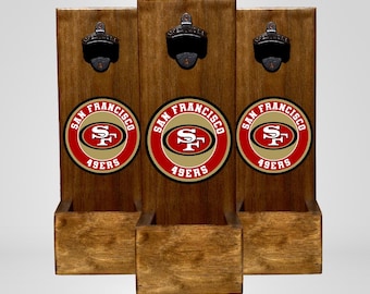 Abridor de cerveza de los San Francisco 49ers - Artículos de bar de la NFL y regalo para fanáticos del fútbol americano - Decoración de madera premium - Imprescindibles para el día del partido - Decoración de pared para el hogar