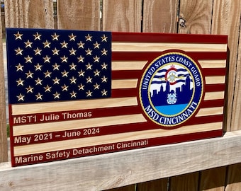 Placa personalizada con el emblema de la unidad/escuadrón - Regalo militar personalizado de despedida - Bandera estadounidense grabada en madera maciza - Regalo para militares en proceso de traslado