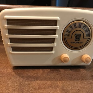Pristine Restored Crosley Model 9-120W In Ivory White Bakelite Case