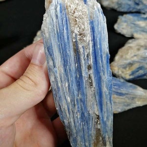 Kyanite Disthen blue crystal level, very good quality, price per 500 grams, healing stone, collector, decoration, showcase, meditation, gift, orgone image 1