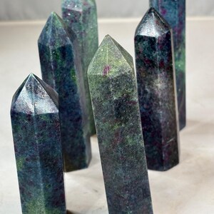 Rubin i grön fuchsit och blå kyanit obelisk, bästa kvalitet (UV-aktiv), grossistpris, ädelstensgåva, samlarobjekt, vitrinskåp, helande sten, yoga