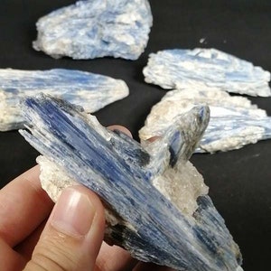 Kyanite Disthen blue crystal level, very good quality, price per 500 grams, healing stone, collector, decoration, showcase, meditation, gift, orgone image 3