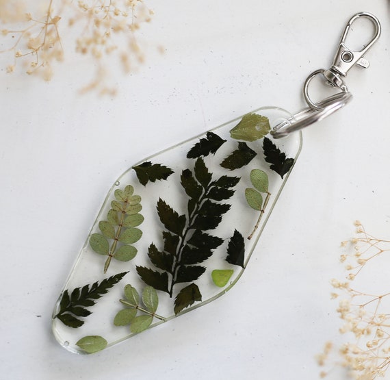 Handmade Hotel Keychain with Real Pressed Flowers in Resin | Botanical Accessories | One-of-a-kind Gift | Floral | Nature Lover