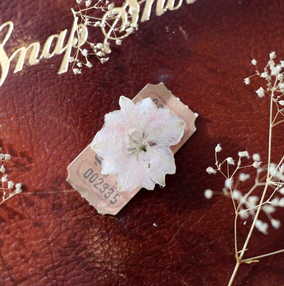Delicate Handmade Pin with Real Pressed Flower | Botanical Accessories | One-of-a-kind Gift | Floral | Nature Lover
