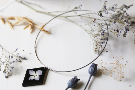 Delicate Choker Necklace with Real Pressed Flower | Handmade Black Resin Pendant | One-of-a-kind Gift | Floral | Nature Lover