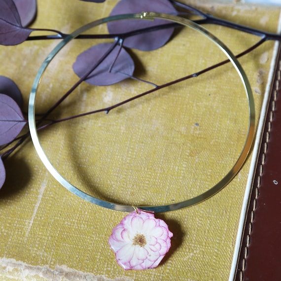 Delicate Choker Necklace with Real Pressed Flower | Handmade Freeform Flower Resin Pendant | One-of-a-kind Gift | Floral | Nature Lover