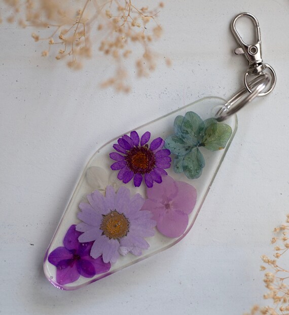 Handmade Hotel Keychain with Real Pressed Flowers in Resin | Botanical Accessories | One-of-a-kind Gift | Floral | Nature Lover