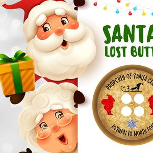 Puede incluir: Santa Claus y la señora Claus asomándose detrás de un cartel blanco con el texto "SANTA'S LOST BUTTON". El cartel también presenta un botón marrón con el texto "PROPERTY OF SANTA CLAUS" y "RETURN TO NORTH POLE".