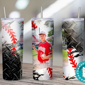 Puede incluir: Tres vasos de acero inoxidable con temática de béisbol. Los vasos presentan un gráfico de béisbol, un jugador de béisbol y un patrón de placa de diamante. Los vasos son todos blancos con acentos negros y rojos.