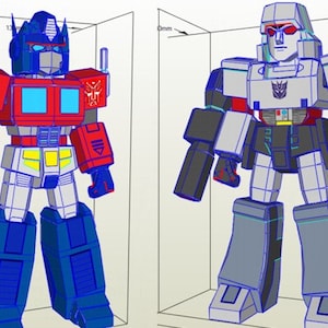 Puede incluir: Dos figuras de robots, Optimus Prime y Megatron, se representan en un estilo de modelo 3D. Optimus Prime es principalmente rojo y azul, mientras que Megatron es gris y negro. La altura de Optimus Prime es de 25 cm.