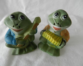 vintage- Musical Frogs salt and pepper shakers