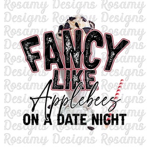 Puede incluir: Un diseño gráfico en blanco y negro con el texto "Fancy Like Applebees on a Date Night". El gráfico presenta un batido con crema batida y una pajita roja y blanca a rayas. El texto "Rosamy Designs Original" está en negro con una rosa roja y una pluma turquesa.