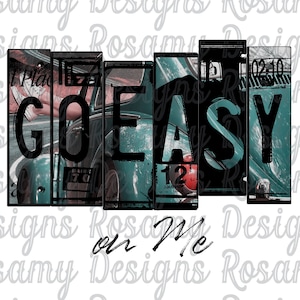 Puede incluir: Un coche antiguo con las palabras "GO EASY on Me" escritas en las placas de matrícula. El coche es azul verdoso con detalles rojos. La imagen también incluye un diseño floral con una pluma turquesa.