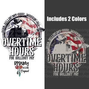 Op de afbeelding: Een verweerd, cirkelvormig ontwerp met een Amerikaanse vlag, een persoon die gitaar speelt en de tekst "BEEN-SELLIN MY SOUL WORKIN ALL DAY", "OVERTIME HOURS" en "FOR BULLSHIT PAY". Het ontwerp bevat ook de tekst "Rosamy DESIGNS Original".