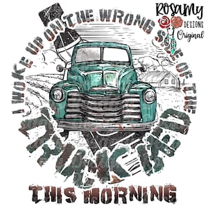 Puede incluir: Gráfico de una camioneta vintage turquesa con el texto "I WOKE UP ON THE WRONG SIDE OF THE TRUCK THIS MORNING". El diseño incluye un paisaje rural y una botella. La imagen tiene una estética vintage.