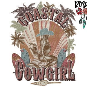 Puede incluir: Una ilustración de estilo vintage de una vaquera montando una tabla de surf con las palabras "Coastal Cowgirl" en una fuente estilizada. La imagen presenta palmeras, una puesta de sol y una concha.