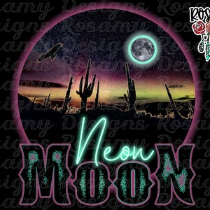 K&ouml;nnte beinhalten: Ein neon-gr&uuml;nes und pinkfarbenes Grafikdesign mit dem Text "Neon Moon" in einer stilisierten Schriftart. Das Design zeigt eine W&uuml;stenlandschaft mit Kaktus-Silhouetten und einem leuchtenden Mond am Nachthimmel.