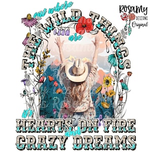 Könnte beinhalten: Ein Grafikdesign mit einer Frau in einem Cowboyhut, die mit erhobenen Armen in der Luft steht. Der Text lautet "Out where the wild things are it's hearts on fire and crazy dreams".