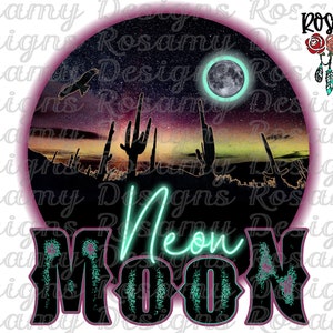 K&ouml;nnte beinhalten: Ein schwarzes und gr&uuml;nes Grafikdesign mit dem Wort "Neon Moon" in neongr&uuml;ner Schrift. Das Design zeigt eine W&uuml;stenlandschaft mit einem leuchtenden Mond und einem fliegenden Vogel.