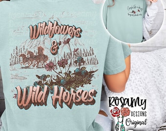 Wildblumen und wilde Pferde T-Shirt, Komfortfarben, übergroß, Vorder- und Rückseite, passendes Taschendesign, Berge, Country-Musikhemd, Western