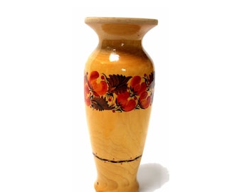 Jarrón ucraniano vintage de madera pintado a mano, años 80, lacado con motivos florales rojos.