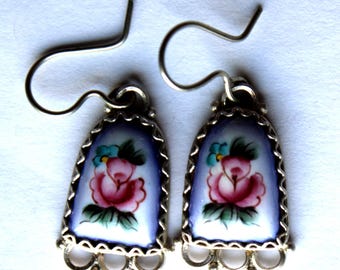 Peut inclure: Une paire de boucles d'oreilles en argent avec un motif en porcelaine bleu et blanc représentant une fleur rose avec des feuilles vertes.