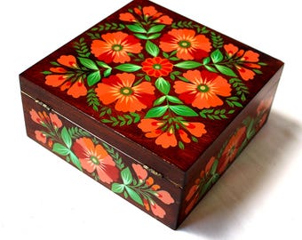 Vintage Belarusian Hand-Painted Wood Trinket Box: Floral Folk Art #79