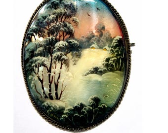 Broche vintage de Fedoskino: Paisaje invernal ruso pintado a mano, nácar n.° 47