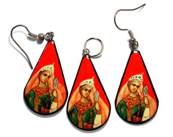 Peut inclure: Un ensemble de trois boucles d'oreilles avec un pendentif en forme de larme sur fond rouge et une image peinte d'une femme en robe verte et une couronne. La femme tient un miroir dans sa main.